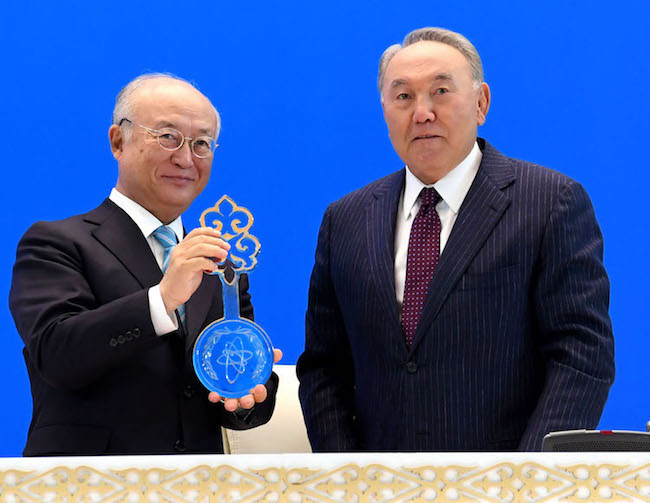 Foto: O diretor-geral da IAEA Yukiya Amano (à esquerda) com o presidente do Cazaquistão Nursultan Nazarbayev com a chave simbólica do Banco de LEU da IAEA. Crédito: Site Oficial do Presidente da República do Cazaquistão.