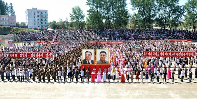 Foto: Menschen der Armee begrüßen freudig den Erfolg im H-Bombentest. Namensnennung: The Rodong Sinmun.