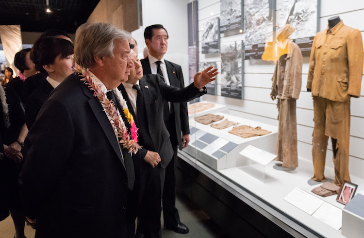 Foto: Generalsekretær António Guterres (fremme til venstre) ser en utstilling på Nagasaki Atomic Bomb Museum 9. august 2018. FN foto / Daniel Powell
