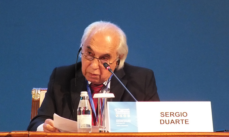 Foto: Sergio Duarte habla en la Conferencia Pugwash de agosto de 2017 sobre Ciencia y Asuntos Mundiales, celebrada en Astana, Kazajstán. Crédito: Pugwash.