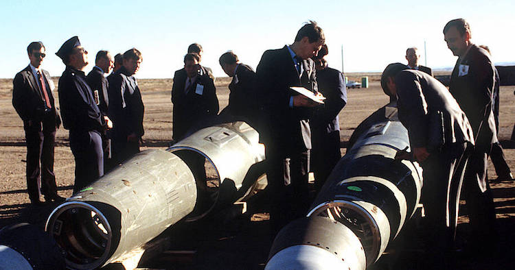 The then Soviet inspectors and their American counterparts scrutinize Pershing II missiles in 1989. Credit: Wikimedia Commons