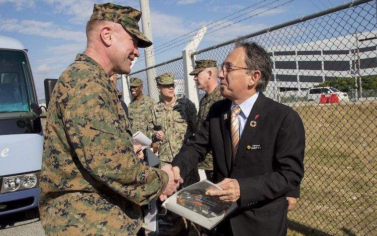 Photo: Governor Tamaki (right) with U.S. Marines stationed in Okinawa (2019). Public domain | Source: Wikimedia Commons