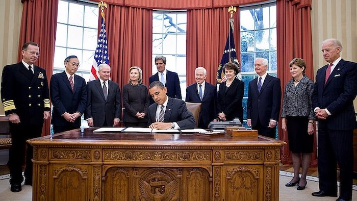 Fotoğraf: Başkan Barack Obama Oval Office’te Yeni START antlaşmasını imzalarken, 2 Şubat 2011- en sağda Başkan Yardımcısı Joe Biden bulunuyor. Teşekkürler: Chuck Kennedy (Beyaz Saray resmi fotoğrafçısı)